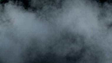 Kara Arkaplanda Gerçekçi Bulutların Fotoğrafı.