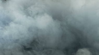 Gerçekçi Bulutlar, sis, duman, sis, buhar, duman, duman, kara zeminde kuru buz dumanı. Poster, duvar kağıdı, doku, bayrak, hala tasarım.