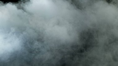 Gerçekçi Bulutlar, sis, duman, sis, buhar, duman, duman, kara zeminde kuru buz dumanı. Poster, duvar kağıdı, doku, bayrak, hala tasarım.