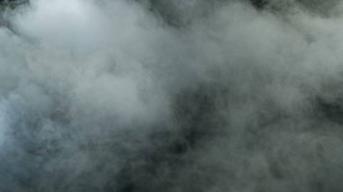 Gerçekçi Bulutlar, sis, duman, sis, buhar, duman, duman, kara zeminde kuru buz dumanı. Poster, duvar kağıdı, doku, bayrak, hala tasarım.