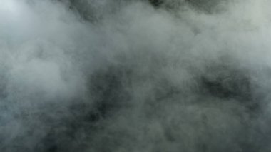 Gerçekçi Bulutlar, sis, duman, sis, buhar, duman, duman, kara zeminde kuru buz dumanı. Poster, duvar kağıdı, doku, bayrak, hala tasarım.