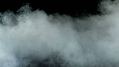 Gerçekçi Bulutlar, sis, duman, sis, buhar, duman, duman, kara zeminde kuru buz dumanı. Poster, duvar kağıdı, doku, bayrak, hala tasarım.