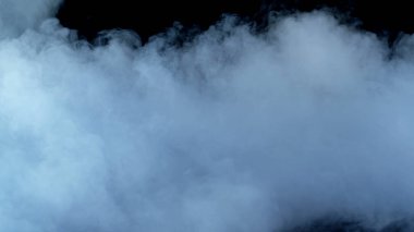 Gerçekçi Bulutlar, sis, duman, sis, buhar, duman, duman, kara zeminde kuru buz dumanı. Poster, duvar kağıdı, doku, bayrak, hala tasarım.