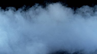 Gerçekçi Bulutlar, sis, duman, sis, buhar, duman, duman, kara zeminde kuru buz dumanı. Poster, duvar kağıdı, doku, bayrak, hala tasarım.