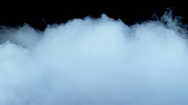 Gerçekçi Bulutlar, sis, duman, sis, buhar, duman, duman, kara zeminde kuru buz dumanı. Poster, duvar kağıdı, doku, bayrak, hala tasarım.