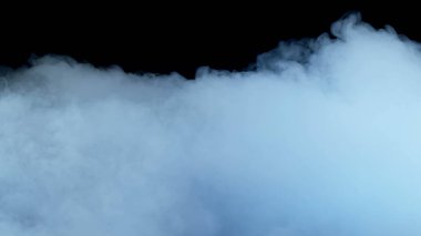 Gerçekçi Bulutlar, sis, duman, sis, buhar, duman, duman, kara zeminde kuru buz dumanı. Poster, duvar kağıdı, doku, bayrak, hala tasarım.