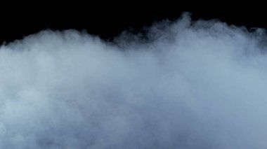 Gerçekçi Bulutlar, sis, duman, sis, buhar, duman, duman, kara zeminde kuru buz dumanı. Poster, duvar kağıdı, doku, bayrak, hala tasarım.