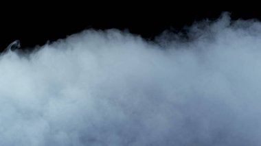 Gerçekçi Bulutlar, sis, duman, sis, buhar, duman, duman, kara zeminde kuru buz dumanı. Poster, duvar kağıdı, doku, bayrak, hala tasarım.