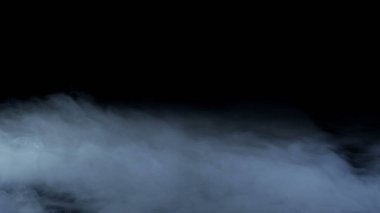 Gerçekçi Bulutlar, sis, duman, sis, buhar, duman, duman, kara zeminde kuru buz dumanı. Poster, duvar kağıdı, doku, bayrak, hala tasarım.