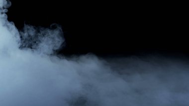 Gerçekçi Bulutlar, sis, duman, sis, buhar, duman, duman, kara zeminde kuru buz dumanı. Poster, duvar kağıdı, doku, bayrak, hala tasarım.