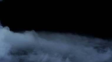 Gerçekçi Bulutlar, sis, duman, sis, buhar, duman, duman, kara zeminde kuru buz dumanı. Poster, duvar kağıdı, doku, bayrak, hala tasarım.