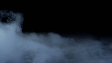 Gerçekçi Bulutlar, sis, duman, sis, buhar, duman, duman, kara zeminde kuru buz dumanı. Poster, duvar kağıdı, doku, bayrak, hala tasarım.