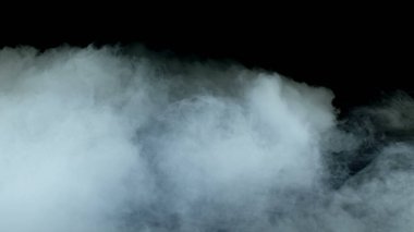 Gerçekçi Bulutlar, sis, duman, sis, buhar, duman, duman, kara zeminde kuru buz dumanı. Poster, duvar kağıdı, doku, bayrak, hala tasarım.