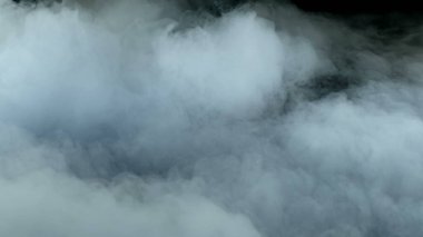 Gerçekçi Bulutlar, sis, duman, sis, buhar, duman, duman, kara zeminde kuru buz dumanı. Poster, duvar kağıdı, doku, bayrak, hala tasarım.