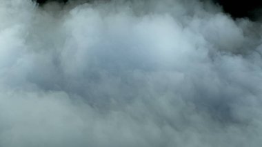 Gerçekçi Bulutlar, sis, duman, sis, buhar, duman, duman, kara zeminde kuru buz dumanı. Poster, duvar kağıdı, doku, bayrak, hala tasarım.