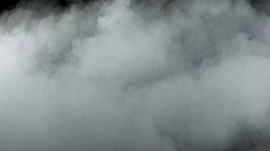 Gerçekçi Bulutlar, sis, duman, sis, buhar, duman, duman, kara zeminde kuru buz dumanı. Poster, duvar kağıdı, doku, bayrak, hala tasarım.