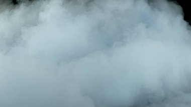 Gerçekçi Bulutlar, sis, duman, sis, buhar, duman, duman, kara zeminde kuru buz dumanı. Poster, duvar kağıdı, doku, bayrak, hala tasarım.