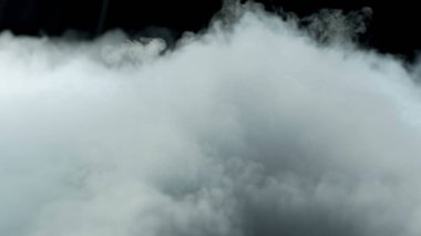 Gerçekçi Bulutlar, sis, duman, sis, buhar, duman, duman, kara zeminde kuru buz dumanı. Poster, duvar kağıdı, doku, bayrak, hala tasarım.