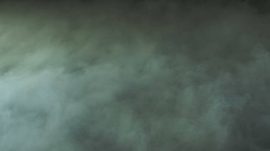 Gerçekçi Bulutlar, sis, duman, sis, buhar, duman, duman, kara zeminde kuru buz dumanı. Poster, duvar kağıdı, doku, bayrak, hala tasarım.