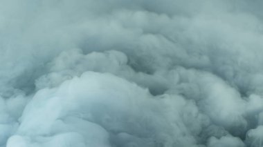 Gerçekçi Bulutlar, sis, duman, sis, buhar, duman, duman, kara zeminde kuru buz dumanı. Poster, duvar kağıdı, doku, bayrak, hala tasarım.