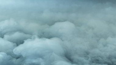 Gerçekçi Bulutlar, sis, duman, sis, buhar, duman, duman, kara zeminde kuru buz dumanı. Poster, duvar kağıdı, doku, bayrak, hala tasarım.