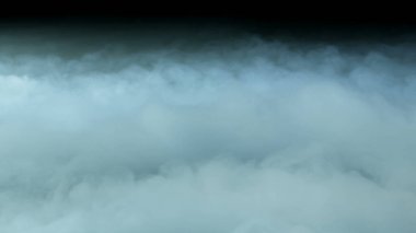 Gerçekçi Bulutlar, sis, duman, sis, buhar, duman, duman, kara zeminde kuru buz dumanı. Poster, duvar kağıdı, doku, bayrak, hala tasarım.