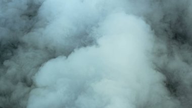 Gerçekçi Bulutlar, sis, duman, sis, buhar, duman, duman, kara zeminde kuru buz dumanı. Poster, duvar kağıdı, doku, bayrak, hala tasarım.