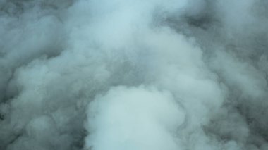 Gerçekçi Bulutlar, sis, duman, sis, buhar, duman, duman, kara zeminde kuru buz dumanı. Poster, duvar kağıdı, doku, bayrak, hala tasarım.