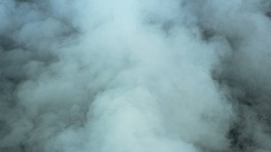 Gerçekçi Bulutlar, sis, duman, sis, buhar, duman, duman, kara zeminde kuru buz dumanı. Poster, duvar kağıdı, doku, bayrak, hala tasarım.