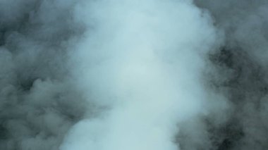 Gerçekçi Bulutlar, sis, duman, sis, buhar, duman, duman, kara zeminde kuru buz dumanı. Poster, duvar kağıdı, doku, bayrak, hala tasarım.