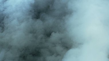 Gerçekçi Bulutlar, sis, duman, sis, buhar, duman, duman, kara zeminde kuru buz dumanı. Poster, duvar kağıdı, doku, bayrak, hala tasarım.