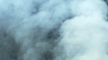 Gerçekçi Bulutlar, sis, duman, sis, buhar, duman, duman, kara zeminde kuru buz dumanı. Poster, duvar kağıdı, doku, bayrak, hala tasarım.