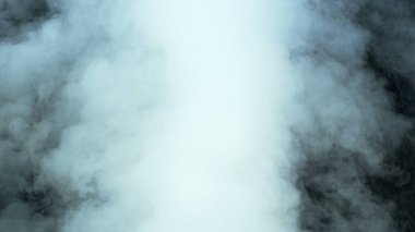 Gerçekçi Bulutlar, sis, duman, sis, buhar, duman, duman, kara zeminde kuru buz dumanı. Poster, duvar kağıdı, doku, bayrak, hala tasarım.