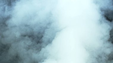 Gerçekçi Bulutlar, sis, duman, sis, buhar, duman, duman, kara zeminde kuru buz dumanı. Poster, duvar kağıdı, doku, bayrak, hala tasarım.