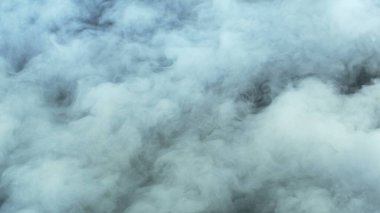 Gerçekçi Bulutlar, sis, duman, sis, buhar, duman, duman, kara zeminde kuru buz dumanı. Poster, duvar kağıdı, doku, bayrak, hala tasarım.