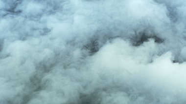 Gerçekçi Bulutlar, sis, duman, sis, buhar, duman, duman, kara zeminde kuru buz dumanı. Poster, duvar kağıdı, doku, bayrak, hala tasarım.