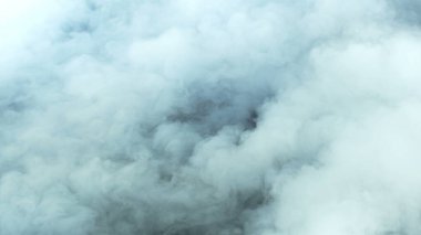 Gerçekçi Bulutlar, sis, duman, sis, buhar, duman, duman, kara zeminde kuru buz dumanı. Poster, duvar kağıdı, doku, bayrak, hala tasarım.