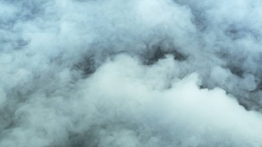 Gerçekçi Bulutlar, sis, duman, sis, buhar, duman, duman, kara zeminde kuru buz dumanı. Poster, duvar kağıdı, doku, bayrak, hala tasarım.