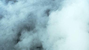 Gerçekçi Bulutlar, sis, duman, sis, buhar, duman, duman, kara zeminde kuru buz dumanı. Poster, duvar kağıdı, doku, bayrak, hala tasarım.