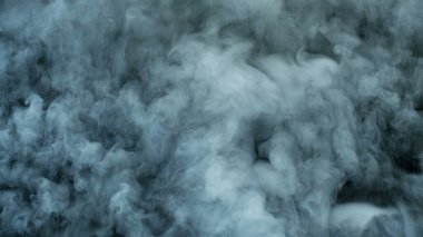 Gerçekçi Bulutlar, sis, duman, sis, buhar, duman, duman, kara zeminde kuru buz dumanı. Poster, duvar kağıdı, doku, bayrak, hala tasarım.