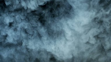 Gerçekçi Bulutlar, sis, duman, sis, buhar, duman, duman, kara zeminde kuru buz dumanı. Poster, duvar kağıdı, doku, bayrak, hala tasarım.