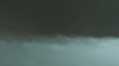 Siyah arka planda Real Smoke 'un fotoğrafı. Farklı projeler için gerçekçi bir örtüşme. Bulutlar sis, sis, sis, buhar.