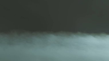 Siyah arka planda Real Smoke 'un fotoğrafı. Farklı projeler için gerçekçi bir örtüşme. Bulutlar sis, sis, sis, buhar.