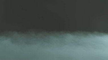 Siyah arka planda Real Smoke 'un fotoğrafı. Farklı projeler için gerçekçi bir örtüşme. Bulutlar sis, sis, sis, buhar.
