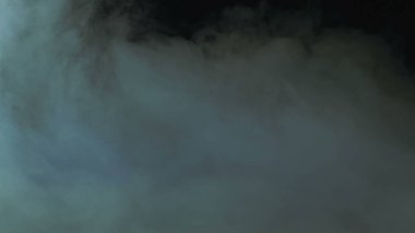 Siyah arka planda Real Smoke 'un fotoğrafı. Farklı projeler için gerçekçi bir örtüşme. Bulutlar sis, sis, sis, buhar.