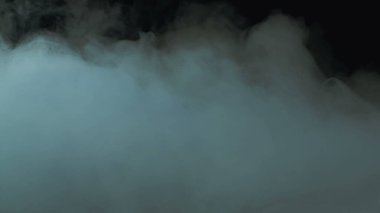 Siyah arka planda Real Smoke 'un fotoğrafı. Farklı projeler için gerçekçi bir örtüşme. Bulutlar sis, sis, sis, buhar.