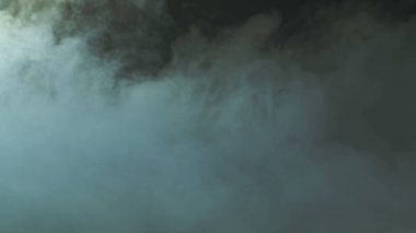 Siyah arka planda Real Smoke 'un fotoğrafı. Farklı projeler için gerçekçi bir örtüşme. Bulutlar sis, sis, sis, buhar.