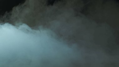 Siyah arka planda Real Smoke 'un fotoğrafı. Farklı projeler için gerçekçi bir örtüşme. Bulutlar sis, sis, sis, buhar.