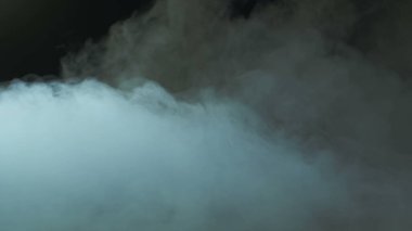 Siyah arka planda Real Smoke 'un fotoğrafı. Farklı projeler için gerçekçi bir örtüşme. Bulutlar sis, sis, sis, buhar.