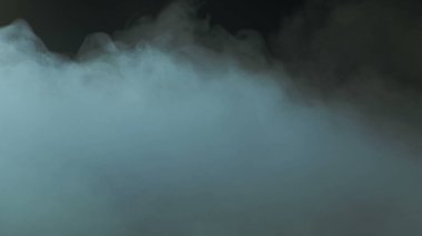 Siyah arka planda Real Smoke 'un fotoğrafı. Farklı projeler için gerçekçi bir örtüşme. Bulutlar sis, sis, sis, buhar.